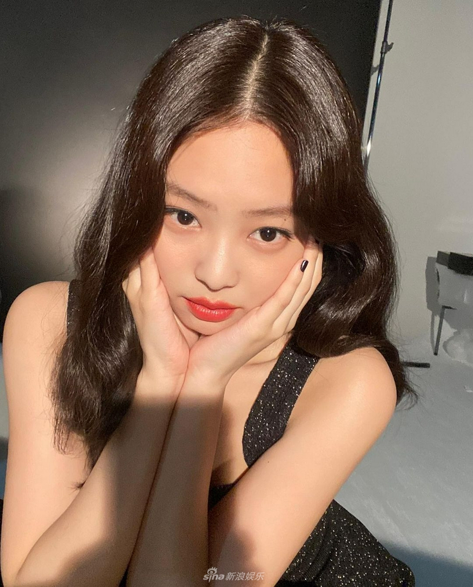 組圖：JENNIE穿小黑裙配紅脣妝容 託香腮秀出直角肩