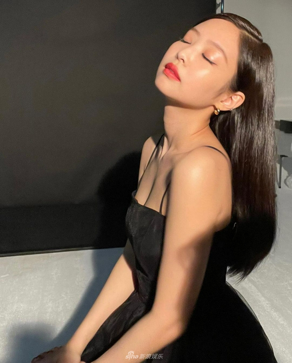 組圖：JENNIE穿小黑裙配紅脣妝容 託香腮秀出直角肩