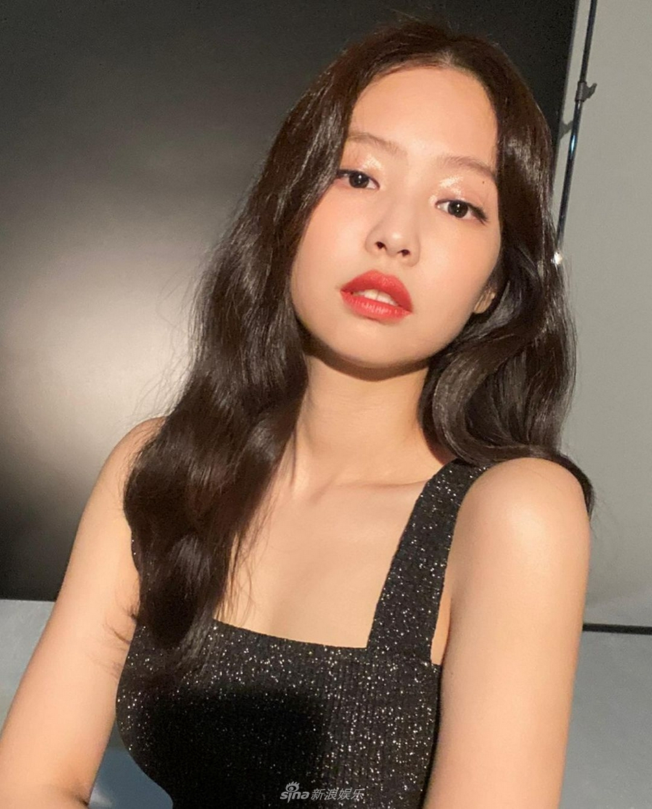 組圖：JENNIE穿小黑裙配紅脣妝容 託香腮秀出直角肩