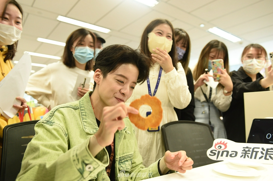 組圖：Amber新浪掃樓飈東北話 挑戰摳糖餅失敗變身太陽花