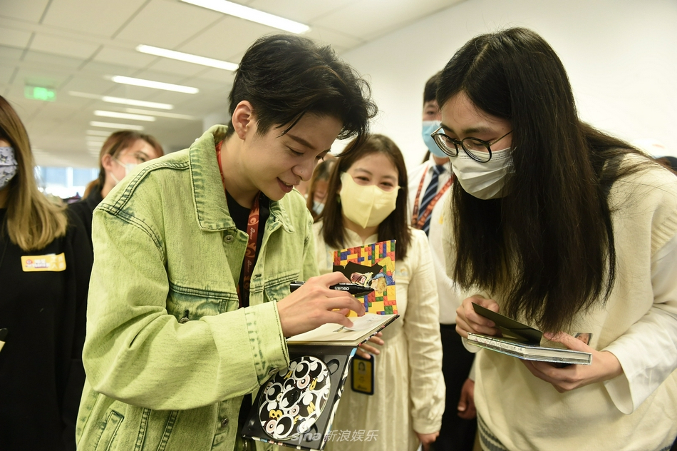 組圖：Amber新浪掃樓飈東北話 挑戰摳糖餅失敗變身太陽花