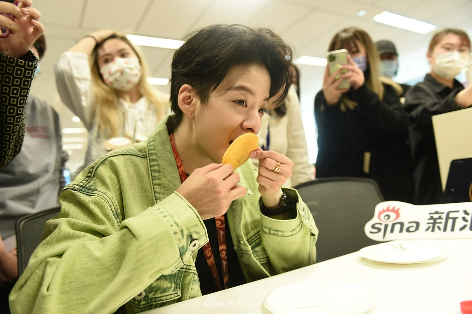 組圖：Amber新浪掃樓飈東北話 挑戰摳糖餅失敗變身太陽花
