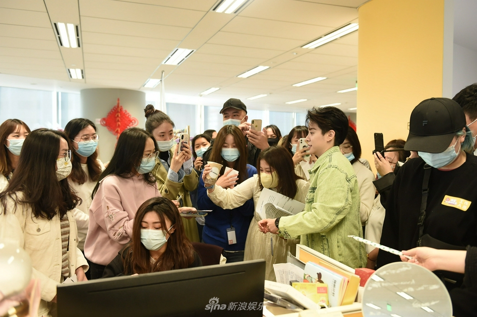 組圖：Amber新浪掃樓飈東北話 挑戰摳糖餅失敗變身太陽花