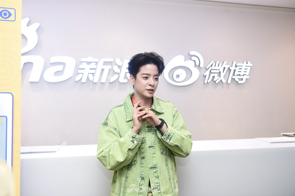 組圖：Amber新浪掃樓飈東北話 挑戰摳糖餅失敗變身太陽花