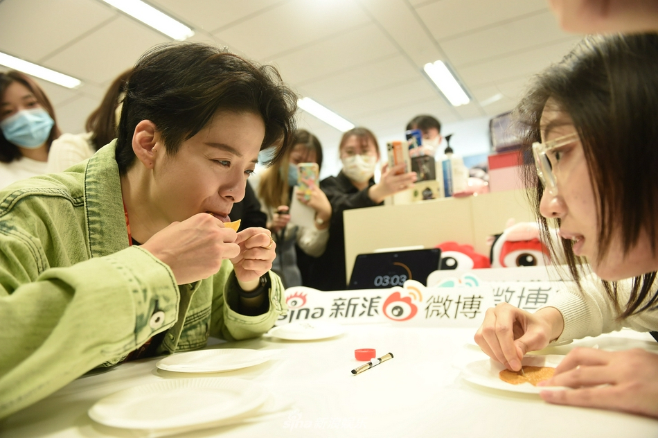 組圖：Amber新浪掃樓飈東北話 挑戰摳糖餅失敗變身太陽花