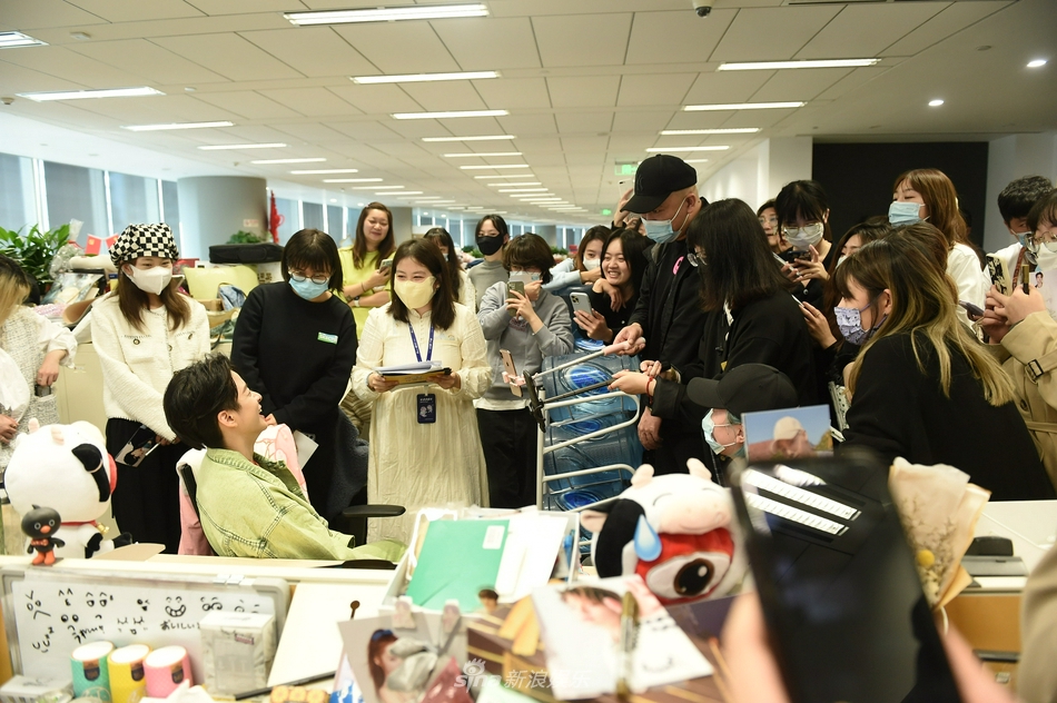 組圖：Amber新浪掃樓飈東北話 挑戰摳糖餅失敗變身太陽花