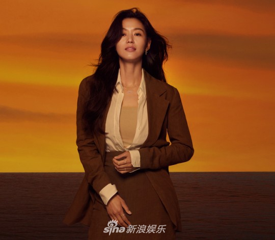 組圖：全智賢拍寫真背景竟是假海水 穿吊帶裙散發優雅魅力