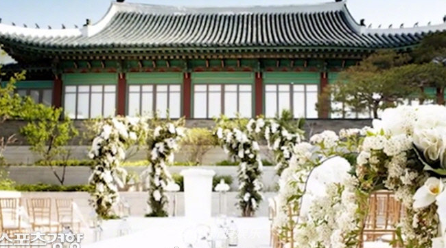 韩媒曝光周岁宴现场照