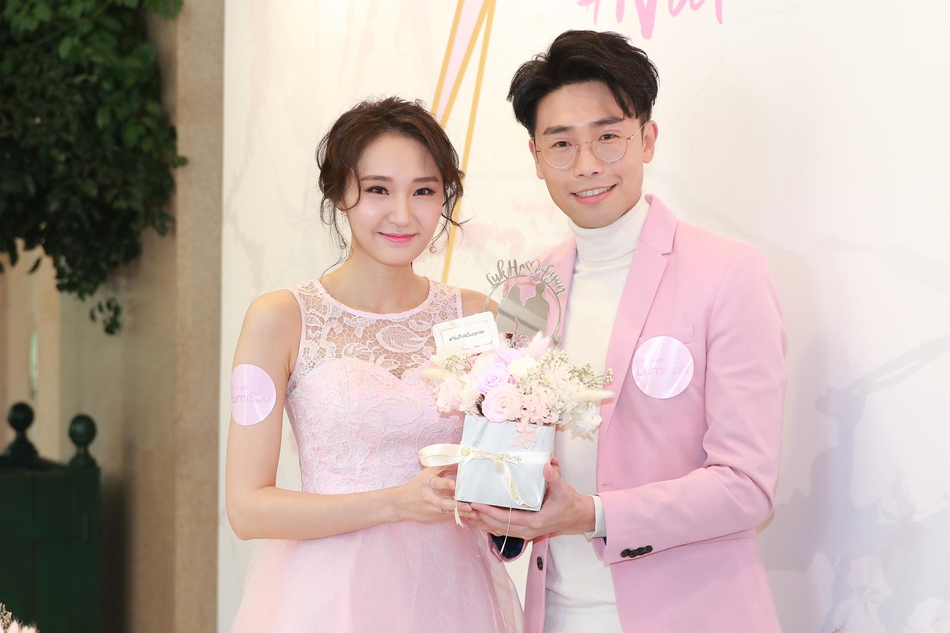 组图:tvb主播陆浩明情侣档亮相 赞女友陈诗欣很美