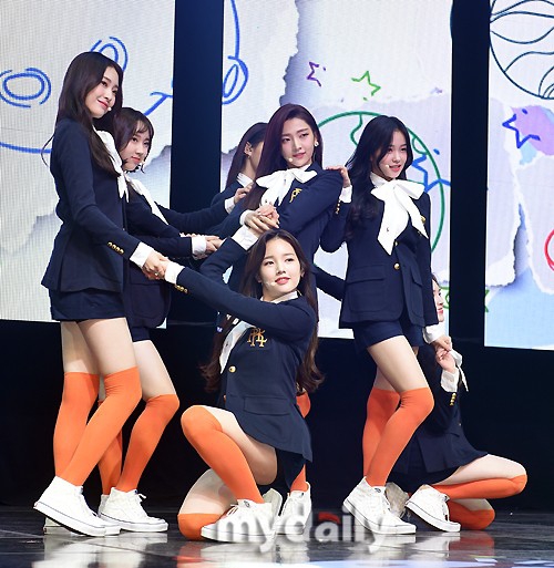组图：韩女团Weeekly正式出道 穿校服裙青春洋溢