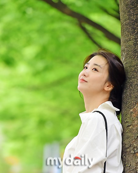 组图：朴河宣户外拍摄白衣蓝裤轻松舒适 背靠大树乘凉风