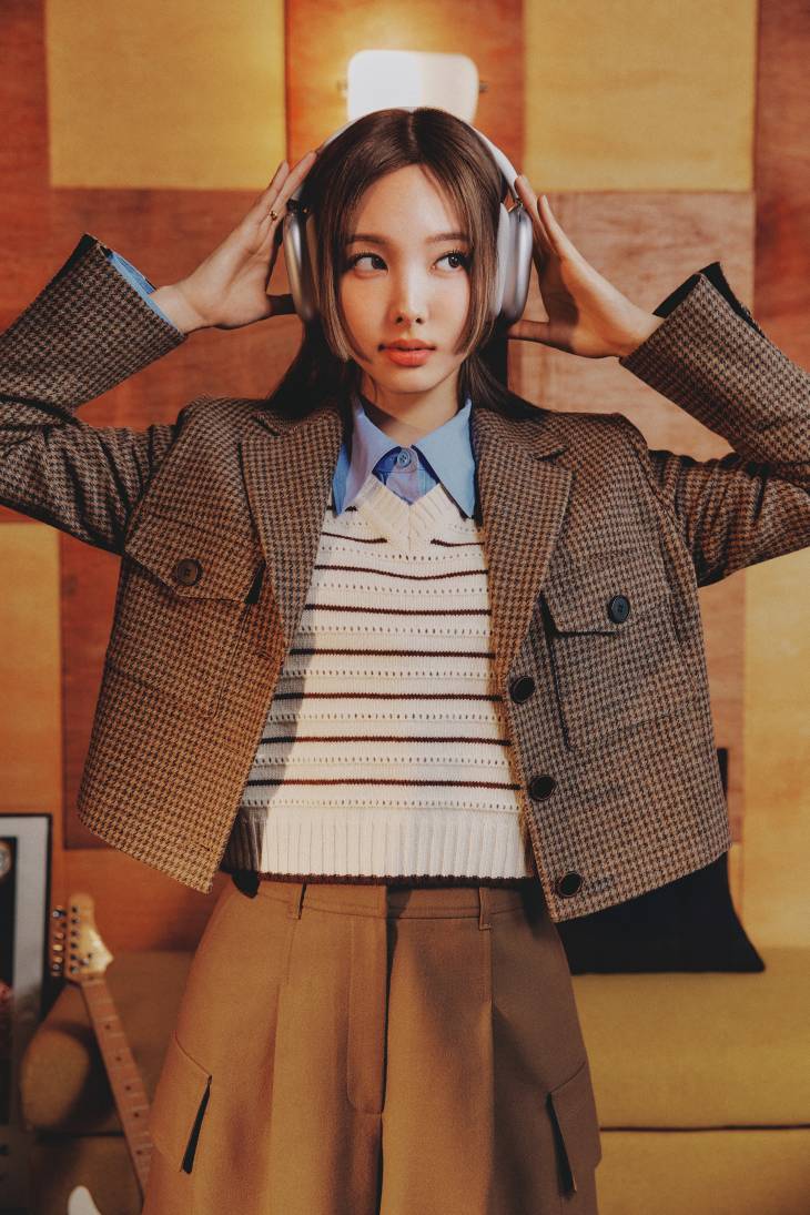 组图：TWICE林娜琏拍宣传照 俏皮少女风格可爱迷人