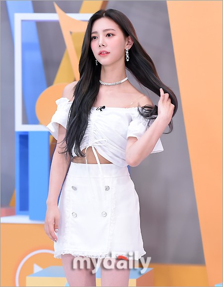 組圖：韓女團DIA成員權恩彩錄節目 穿白裙撩發露香肩