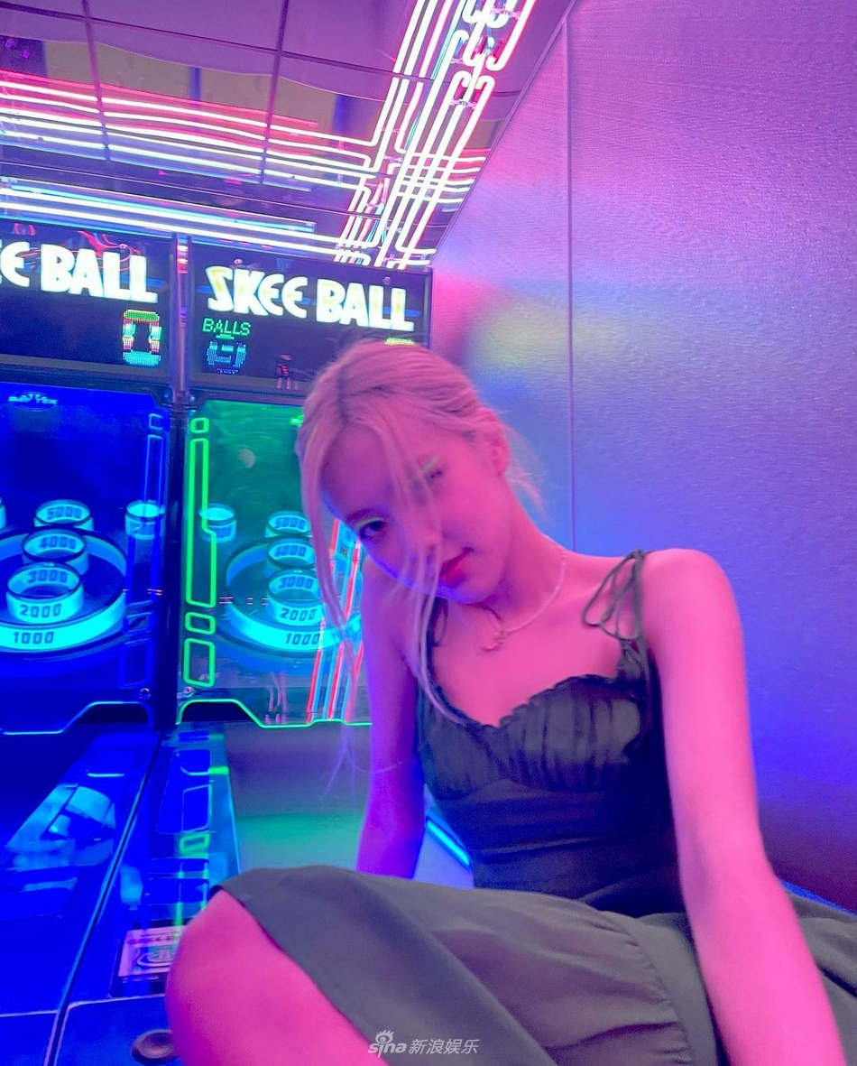 组图：BLACKPINK朴彩英穿吊带裙 绿色眼窝线妆容个性