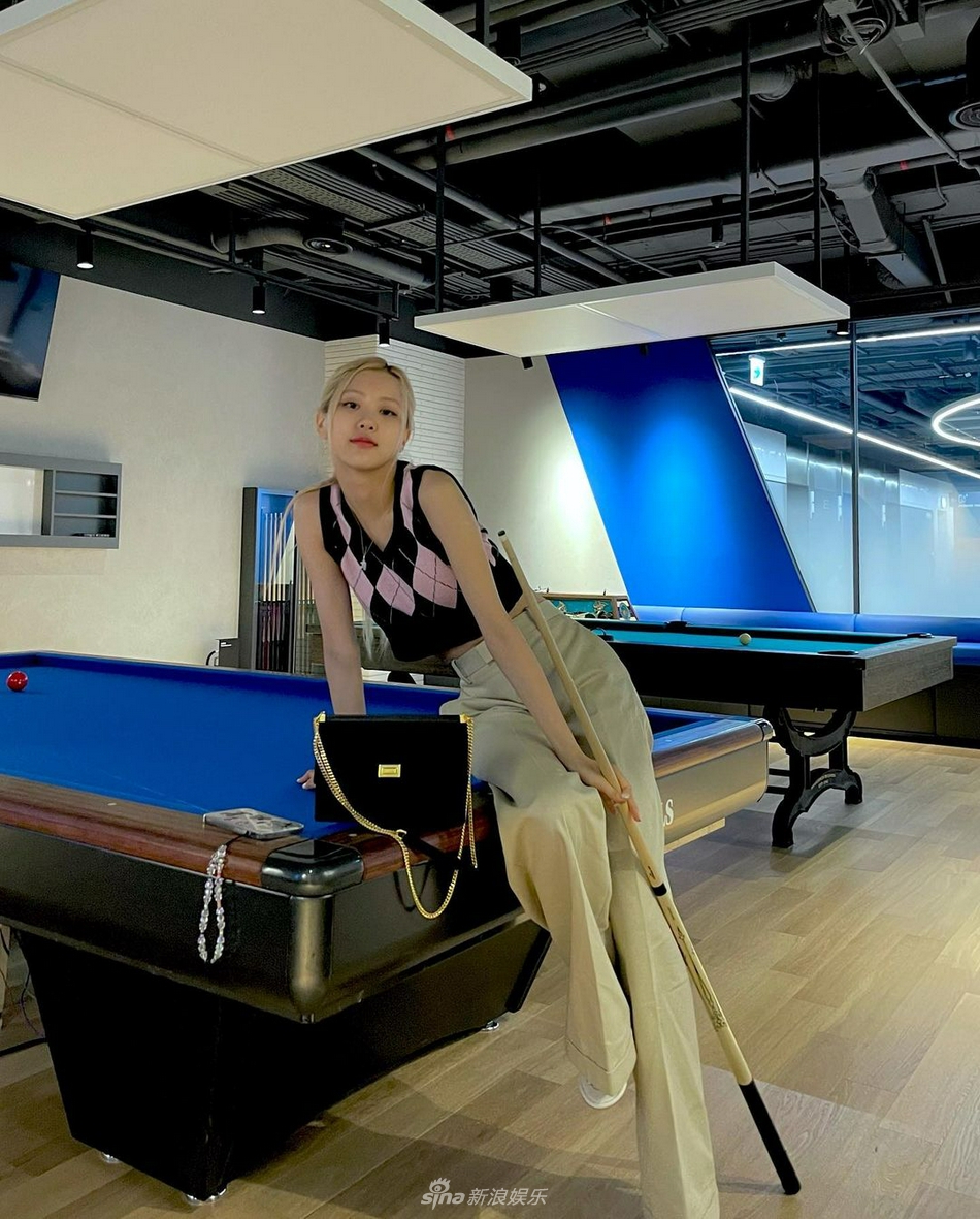 组图：BLACKPINK朴彩英坐台球桌拍照 露出纤细蚂蚁腰