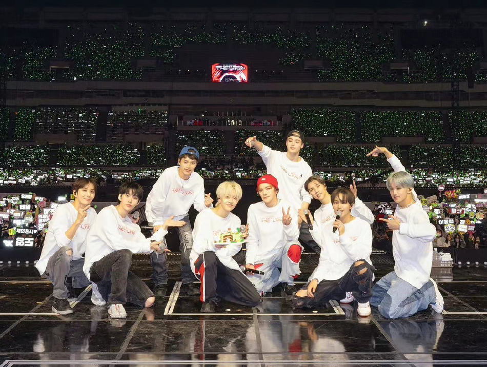 组图：NCT127演唱会抛洒彩带 拆开一看竟是剪的中国报纸