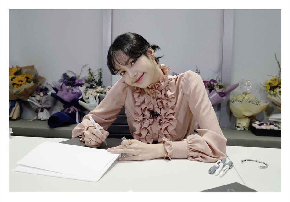 组图：Lisa晒近照穿粉色衬衫变甜妹 举气球可爱软萌