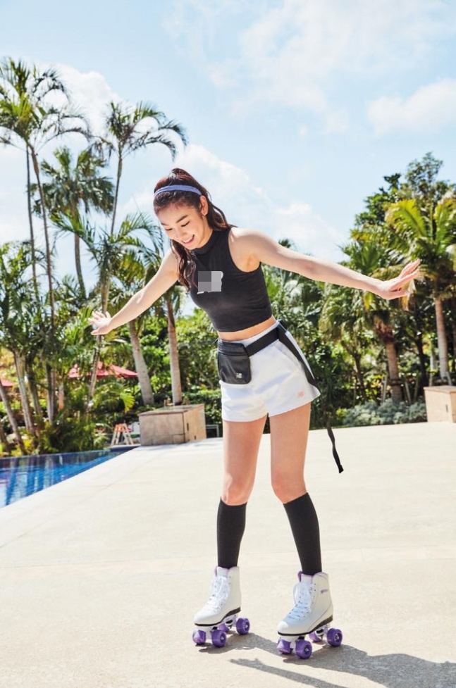 组图:金妍儿拍运动时尚写真 穿粉衣逆龄少女