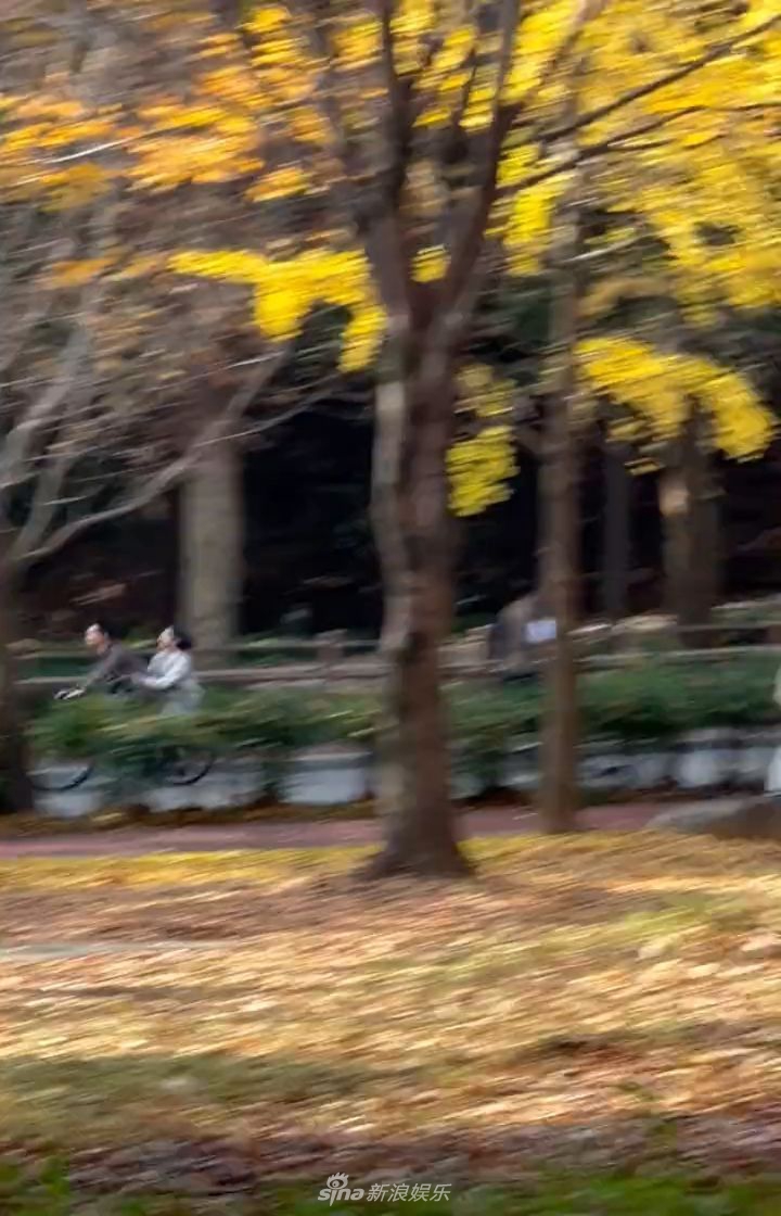 组图：韩版不能说的祕密路透照 都暻秀骑自行车载女生