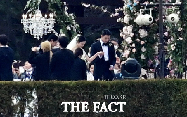 组图：新娘孙艺珍激动落泪 牵手玄彬步入婚姻殿堂