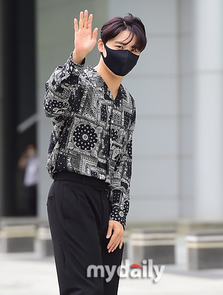 組圖：JYJ金俊秀出演SBS電臺節目 穿印花襯衫亮相上班路