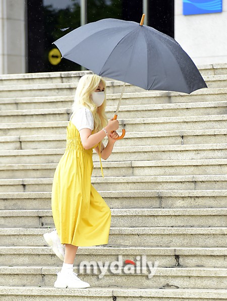 組圖：宇宙少女任多榮穿黃裙色彩明豔 雨中撐傘去上班