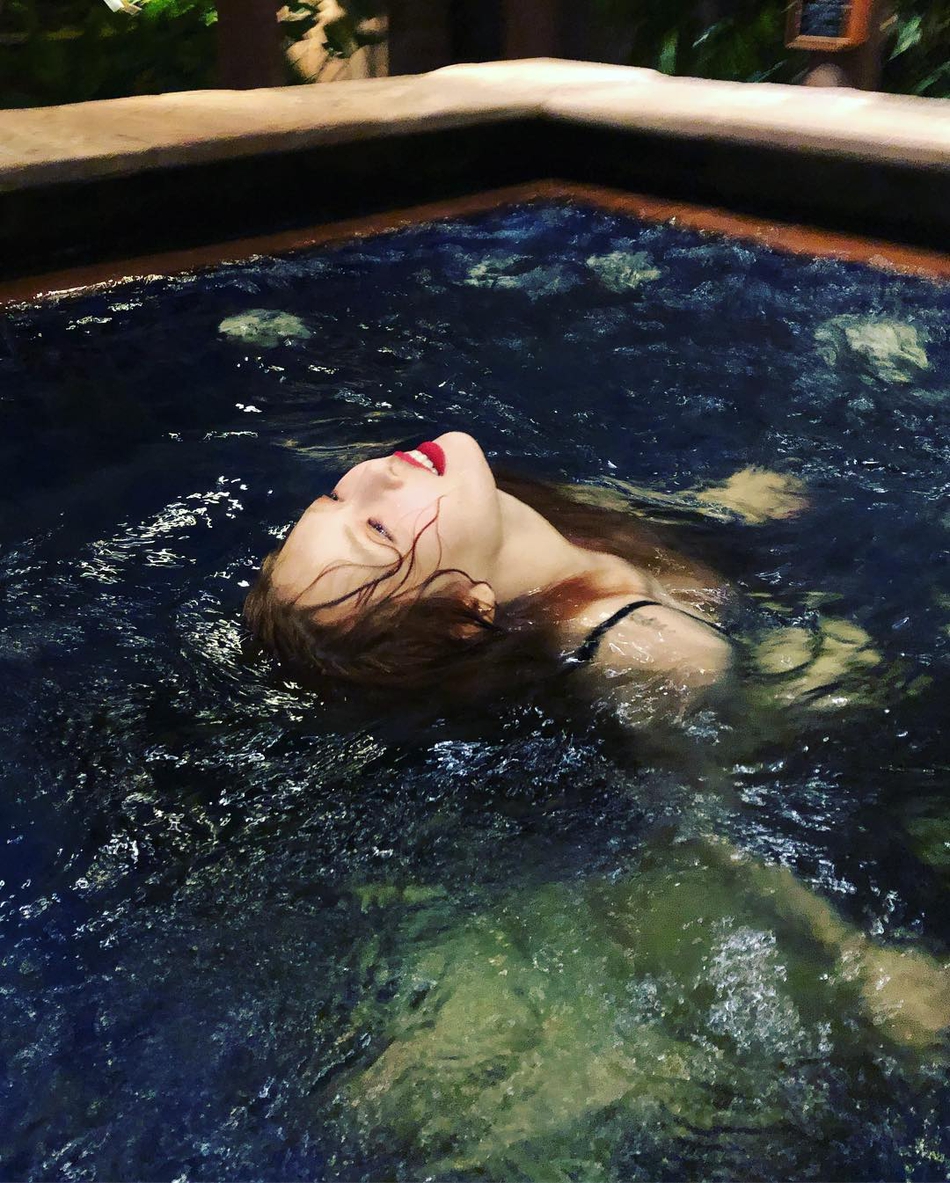 女歌手泫雅在个人社交平台晒出照片,照片中泫雅穿着泳装在水里畅玩