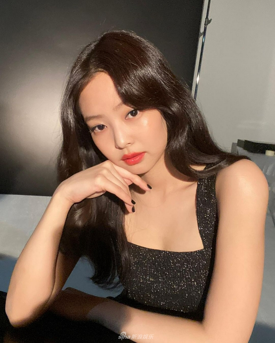 組圖：JENNIE穿小黑裙配紅脣妝容 託香腮秀出直角肩