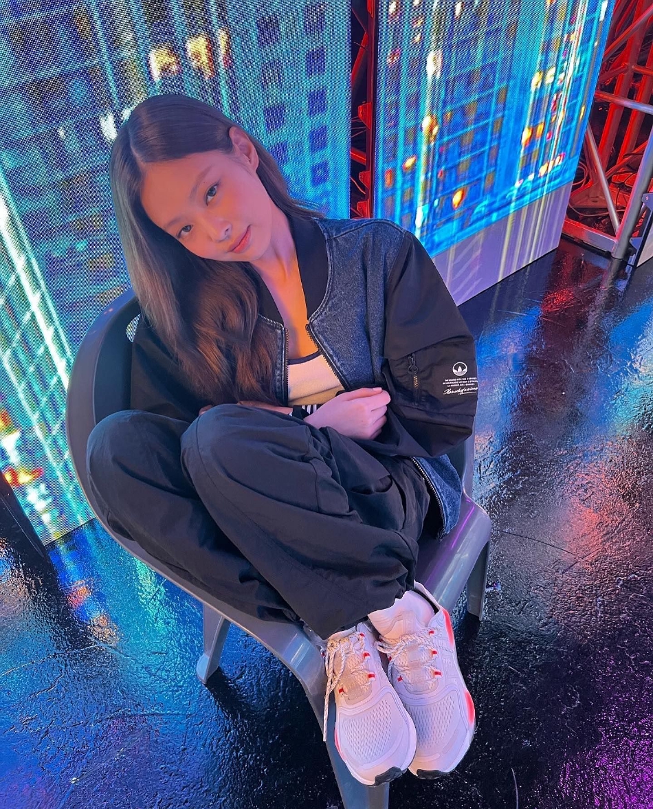 組圖：JENNIE懶理緋聞開心晒照 比V手勢暗合金泰亨藝名