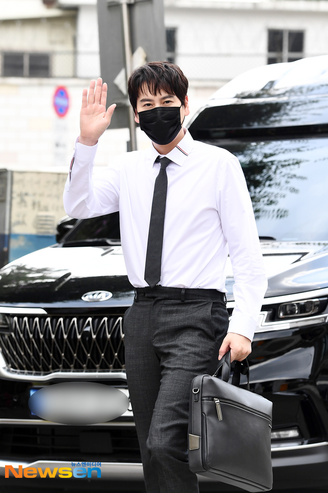 組圖：SuperJunior圭賢參加節目錄制 職場精英造型帥氣滿分