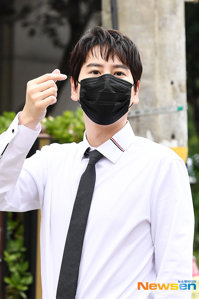組圖：SuperJunior圭賢參加節目錄制 職場精英造型帥氣滿分