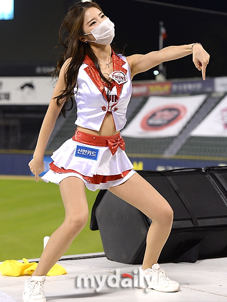 組圖：韓國啦啦隊美女戴口罩熱舞 露細腿助陣棒球比賽