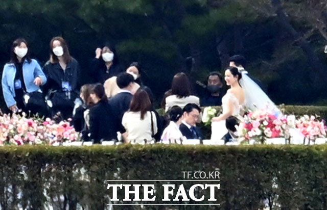 组图：新娘孙艺珍激动落泪 牵手玄彬步入婚姻殿堂