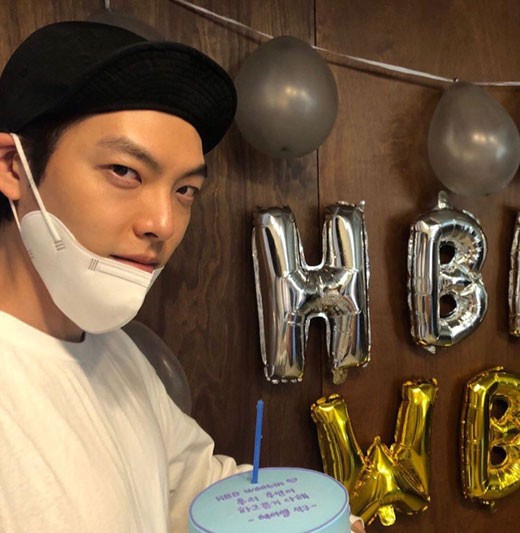 組圖：金宇彬慶祝生日出席派對 抱著蛋糕面露微笑