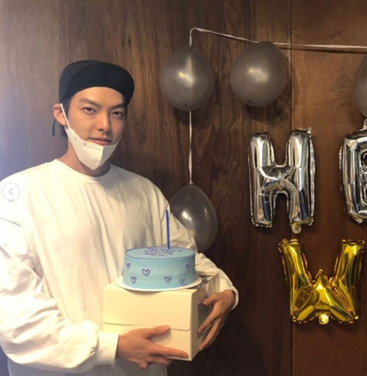 組圖：金宇彬慶祝生日出席派對 抱著蛋糕面露微笑