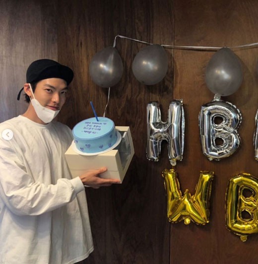 組圖：金宇彬慶祝生日出席派對 抱著蛋糕面露微笑