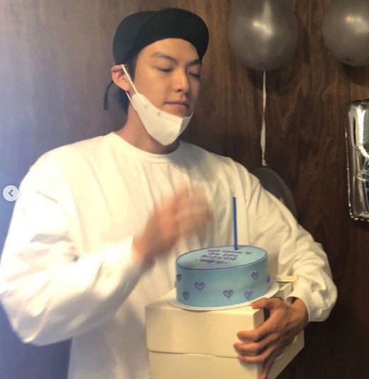 組圖：金宇彬慶祝生日出席派對 抱著蛋糕面露微笑