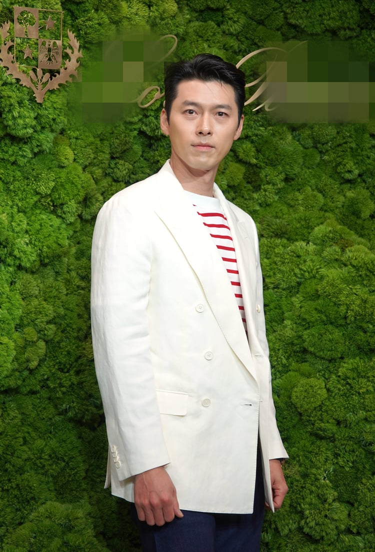 组图:玄彬亮相活动终于刮胡子 白色西装造型变回帅脸