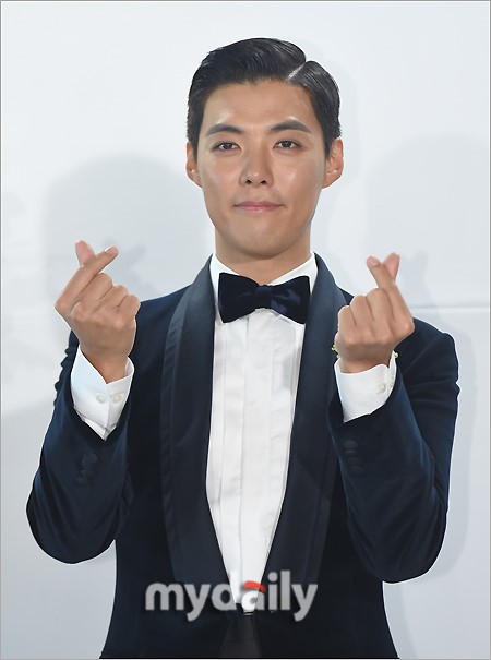 组图:新郎滑川康男亮相婚礼发布会 穿西装神采奕奕_高清图集_新浪网