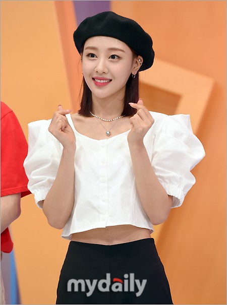 組圖：本月少女成員Yves錄節目 戴貝雷帽造型俏皮