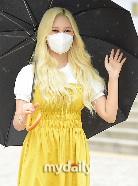 組圖：宇宙少女任多榮穿黃裙色彩明豔 雨中撐傘去上班