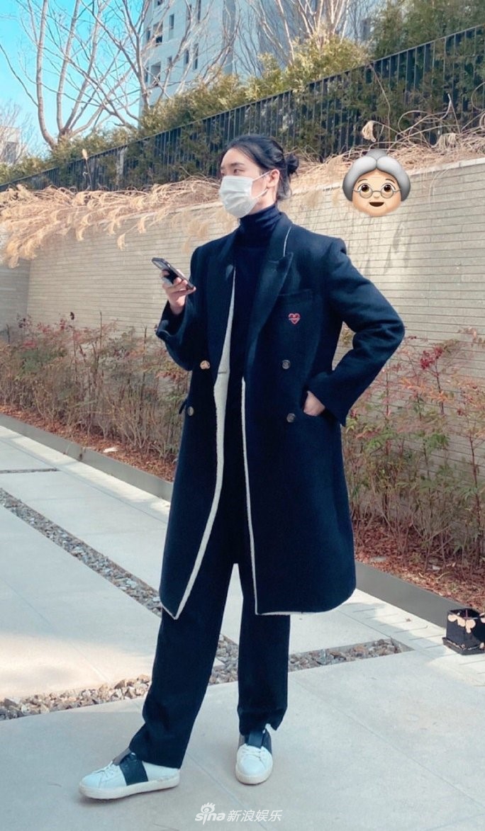 組圖：李鍾碩長髮穿粉衣頭戴一朵小花 給自己P老奶奶貼紙