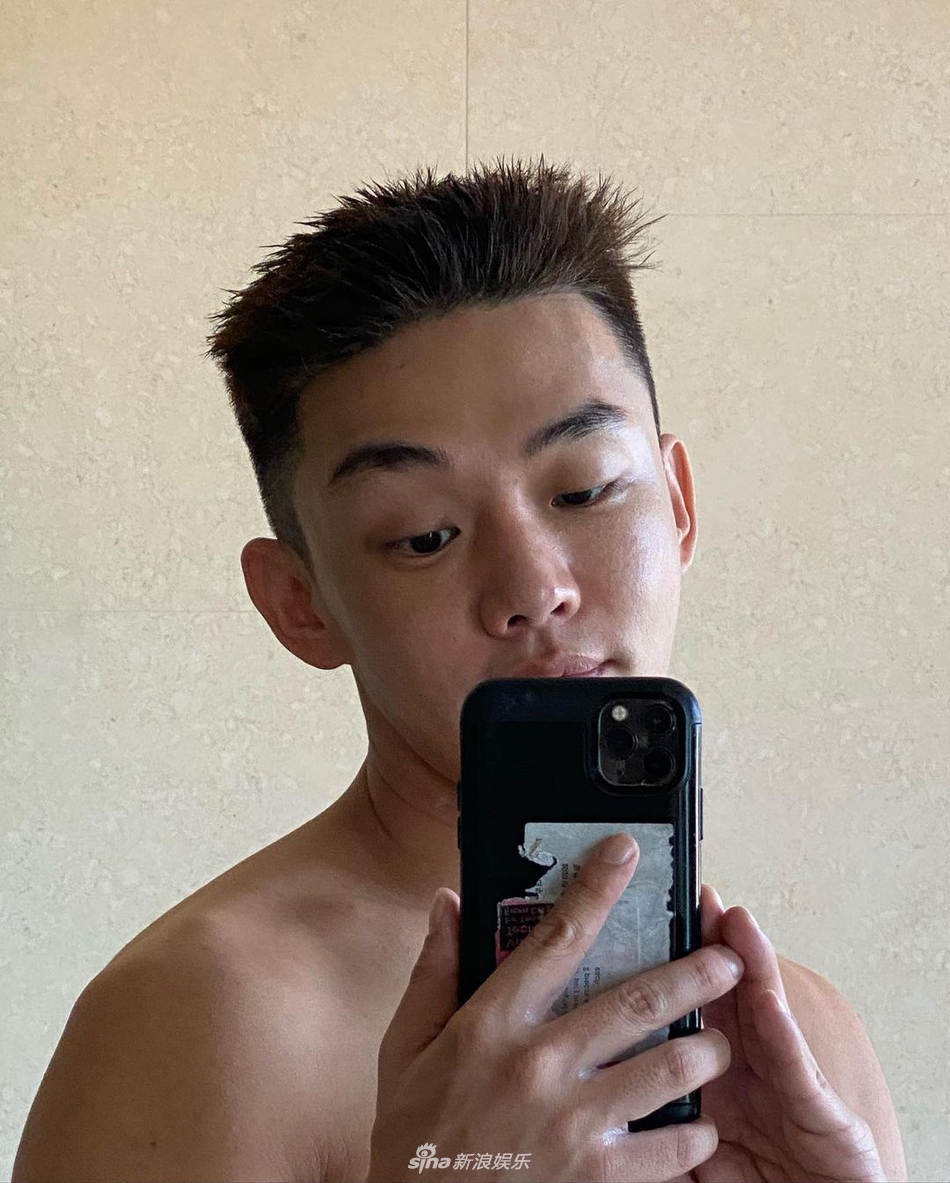 组图：刘亚仁发文宣布戒菸 晒露肉旧照曾发福过