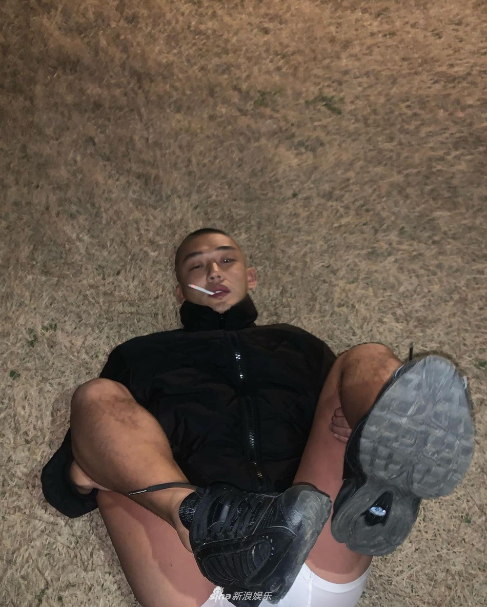 组图：刘亚仁发文宣布戒菸 晒露肉旧照曾发福过