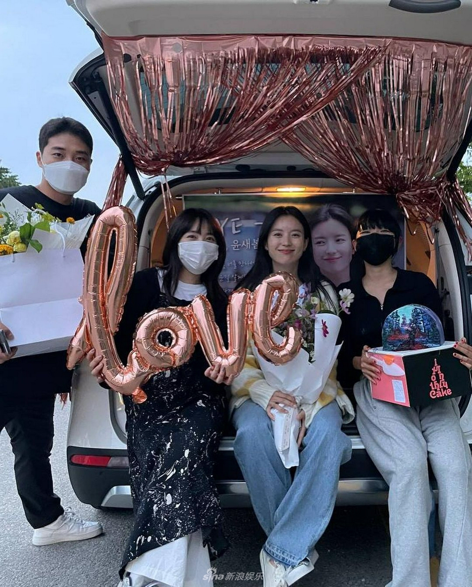 組圖：韓孝周新劇《幸福》殺青 曬劇組照片捧鮮花慶祝