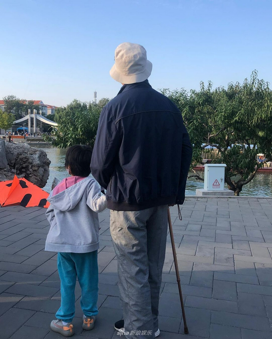組圖：5歲湯唯女兒陪姥爺散步 剪短髮穿運動裝活潑可愛