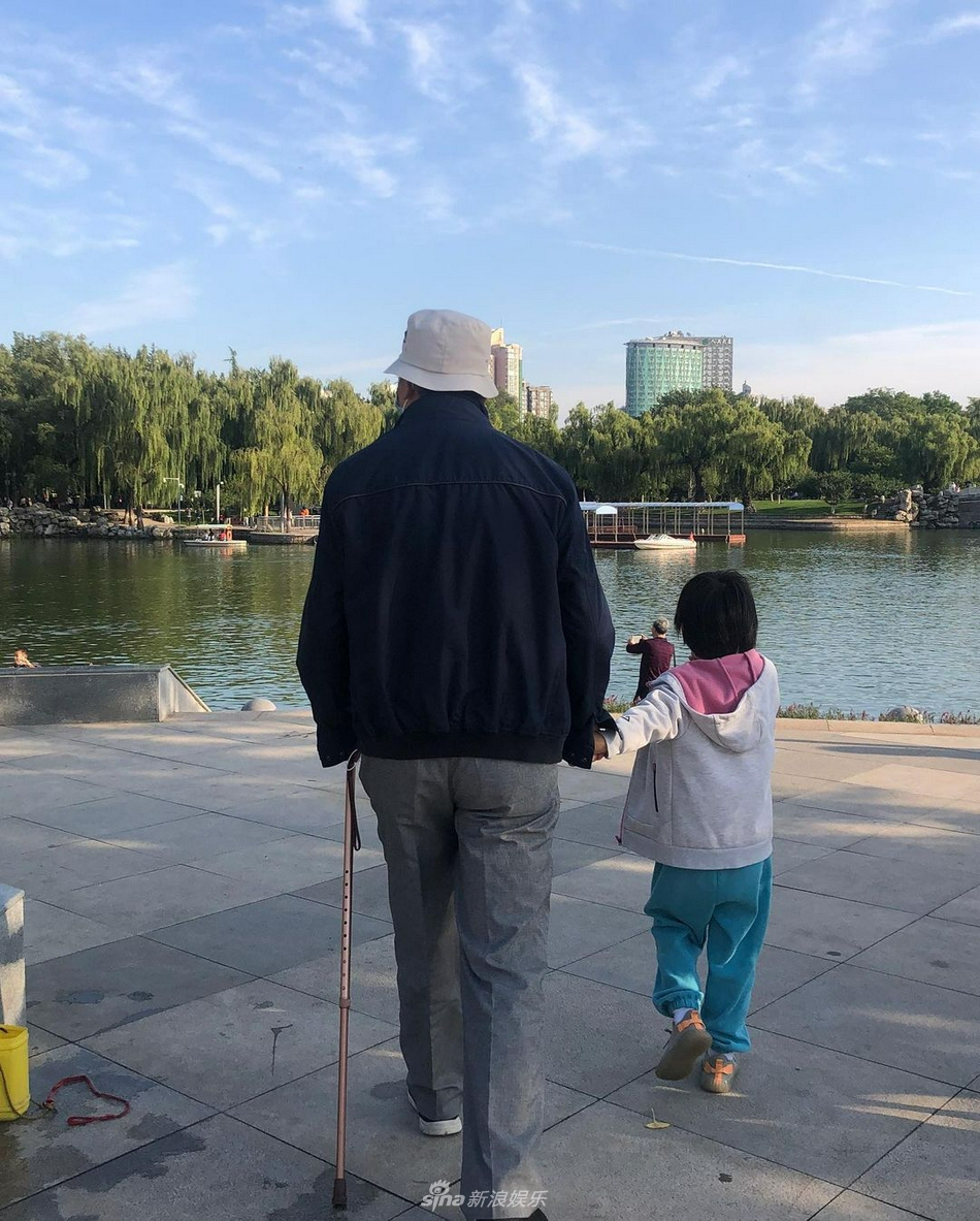 組圖：5歲湯唯女兒陪姥爺散步 剪短髮穿運動裝活潑可愛