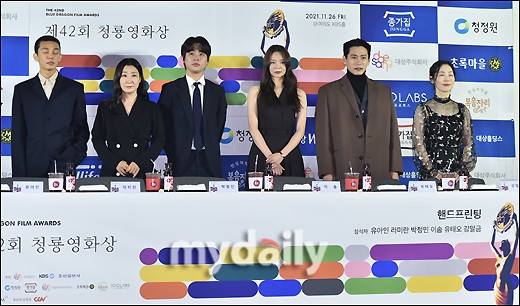 组图：青龙奖举办拓手印活动 刘亚仁罗美兰等出席