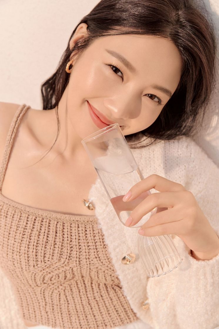组图：RedVelvet成员Joy美妆写真公开 笑容甜美气质温柔