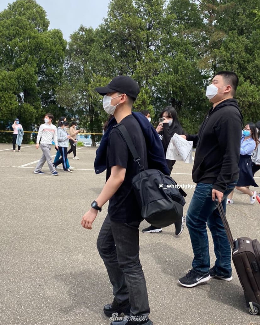 组图：EXO边伯贤入伍现场被拍 穿短袖挎大揹包样子乖